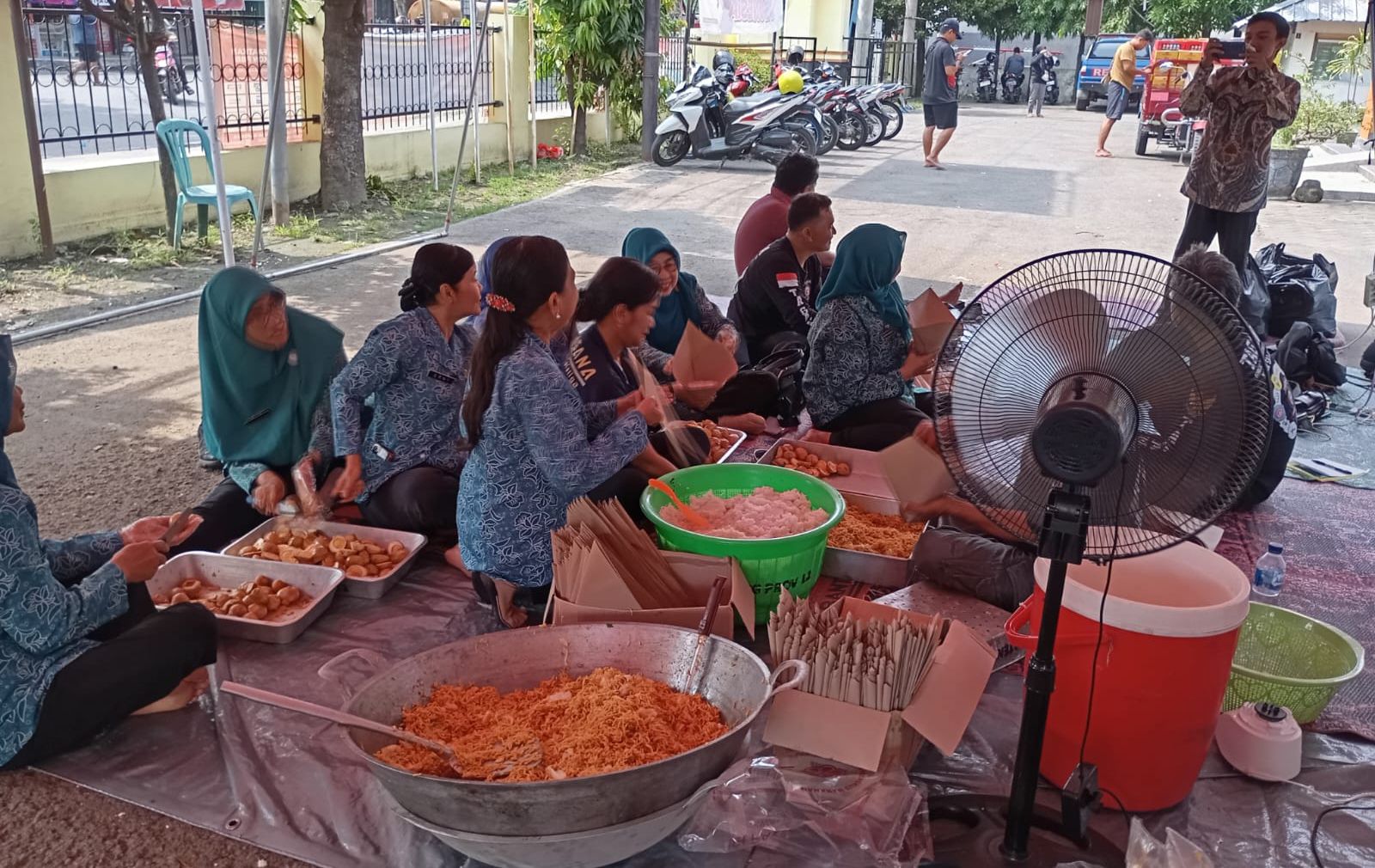 Dinsos Jateng Sajikan 3.000 Porsi Makan untuk 1.500 Pengungsi Banjir