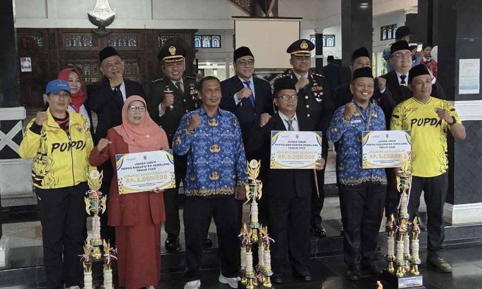 Semarak Sumpah Pemuda, Pemkab Pemalang Serahkan Penghargaan Juara Umum POPDA 2025