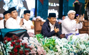 Hujan Tak Halangi Ribuan Santri Hadiri Jateng Bersholawat di Kudus