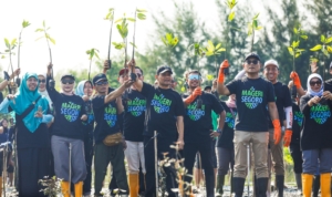 Gubernur Ahmad Luthfi Raih Rekor Dunia MURI, Pimpin Penanaman 1,9 Juta Mangrove Serentak