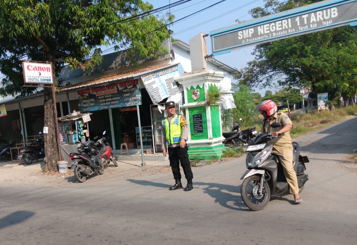 Polsek Tarub Tegal Bantu Pengaturan Lalu Lintas Masyarakat di Pagi Hari