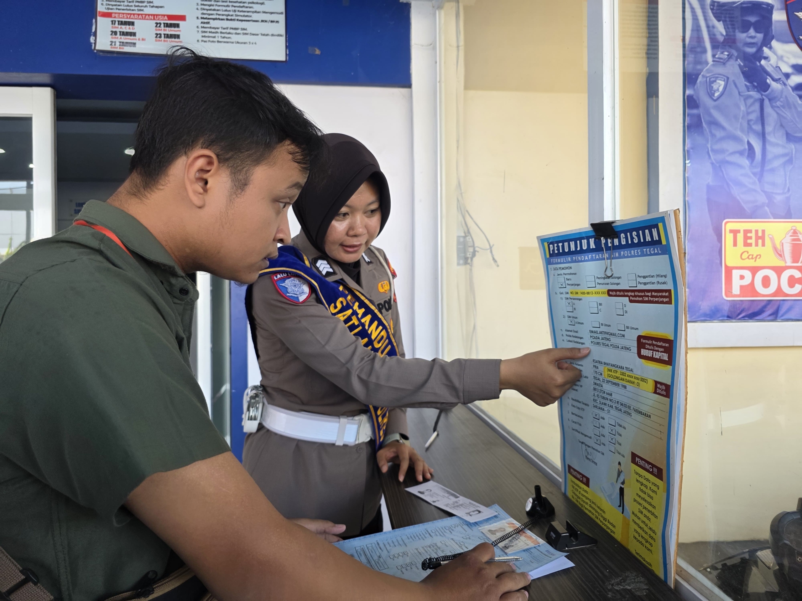 Pelayanan SIM di Polres Tegal Makin Mudah, Petugas Dampingi Pemohon Jelaskan Soal Alur Administrasi