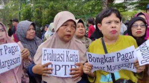 Emak-emak Pedagang Pasar Margasari Demo, Datangi DPRD Kabupaten Tegal, Ini Tuntutannya 