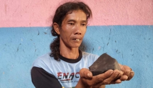 Ditemukan Batu Misterius Jatuh dari Langit di Jatilaba Tegal