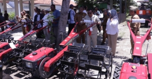 Petani Brebes Sumringah, Traktor Baru dari Pemkab Siap Dongkrak Produksi Padi