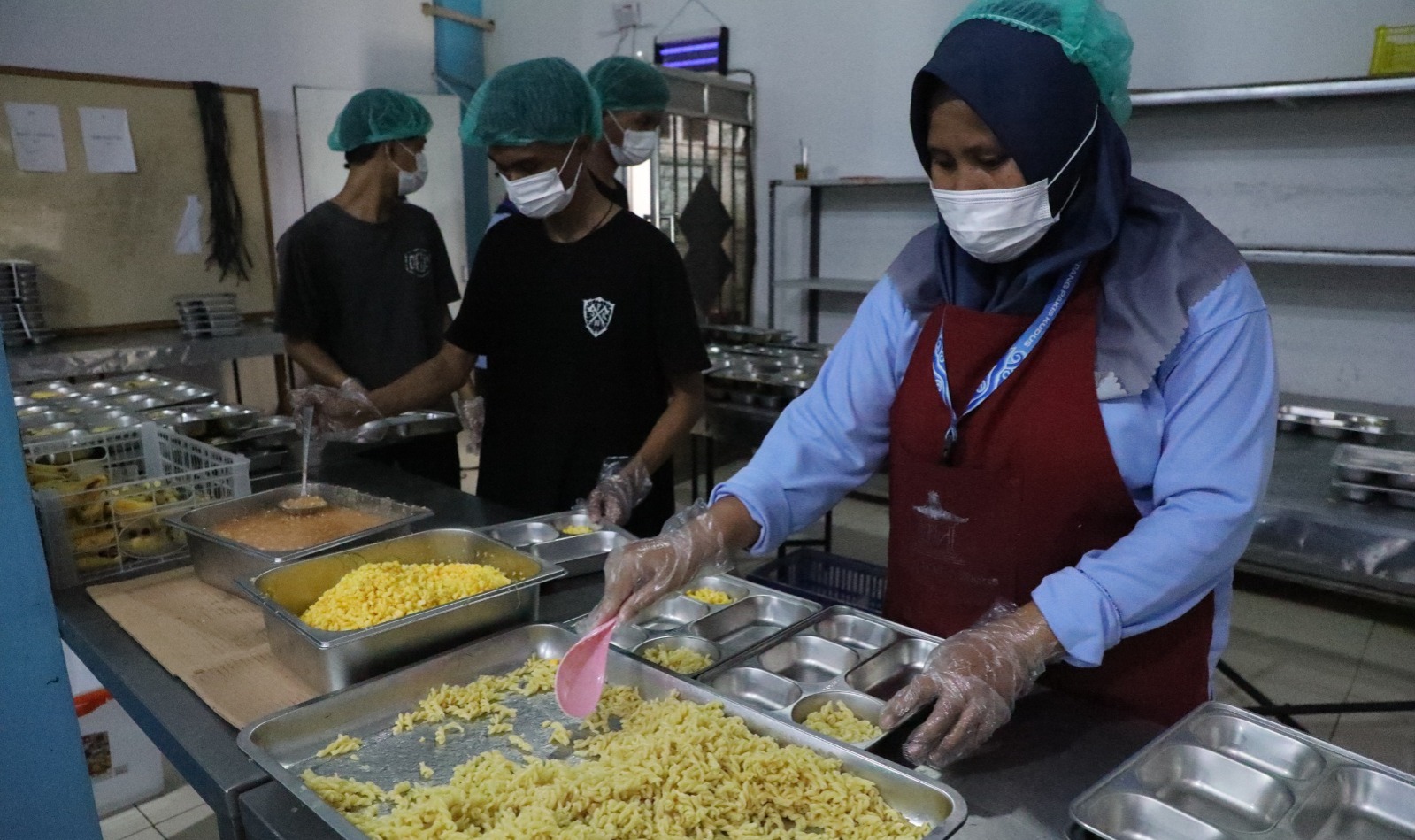 Kebahagiaan Para Penjaga Gizi Sekolah Bisa Bekerja di Dapur MBG