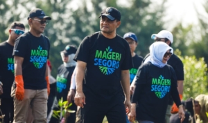 Gubernur Ahmad Luthfi Guyoni Wali Kota Tegal di Acara Mageri Segoro: Aja Mung Kromas Kramas Wae