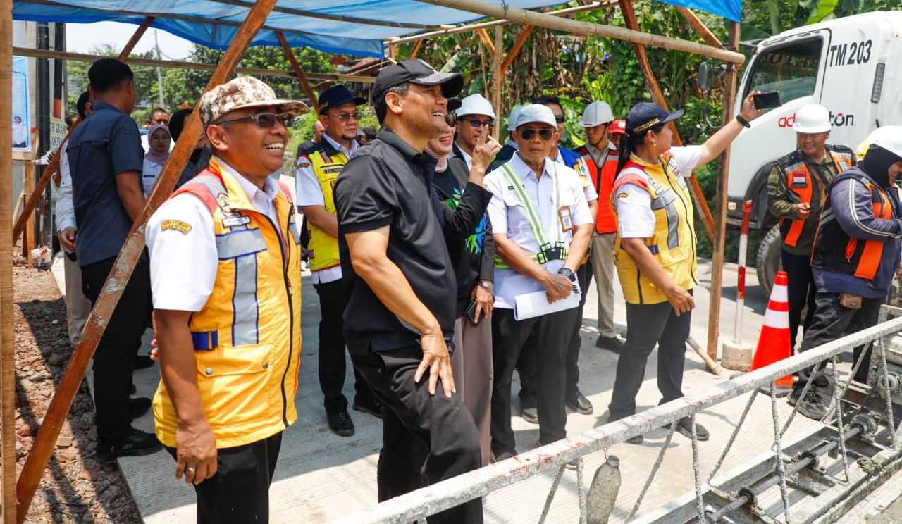 Dikunjungi Gubernur Ahmad Luthfi, Warga Kendal Gembira Jalan Diperbaiki: “Macet Sedikit Ndak Apa, Nanti Jalannya Bagus!”