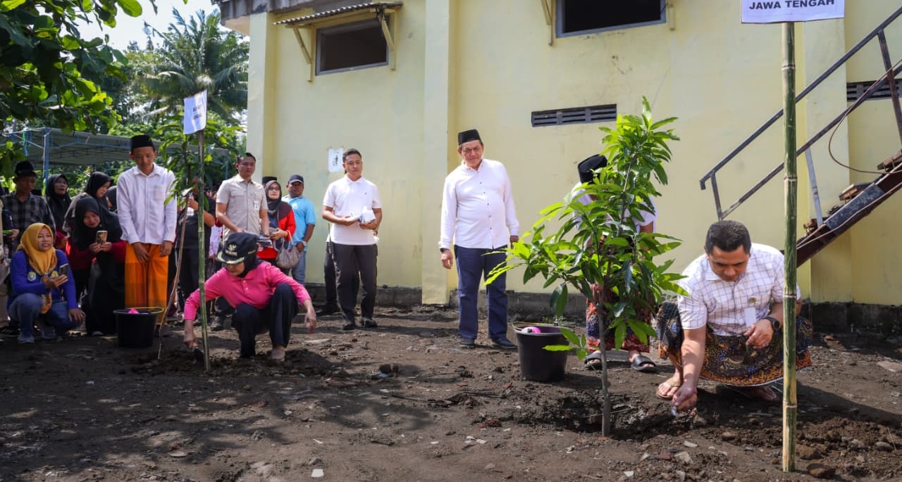 Menjelang Hari Santri 2025, Wakil Gubernur Jateng Turut Serta dalam Kegiatan Ro’an di Pesantren