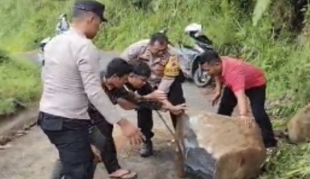 Longsor di Cokrowati, Warga Dan Polri Bersihkan Jalan