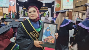 Bawa Foto Mendiang Ibu Saat Wisuda, Kisah Haru Mahasiswi UMPP Pekalongan Bikin Terenyuh