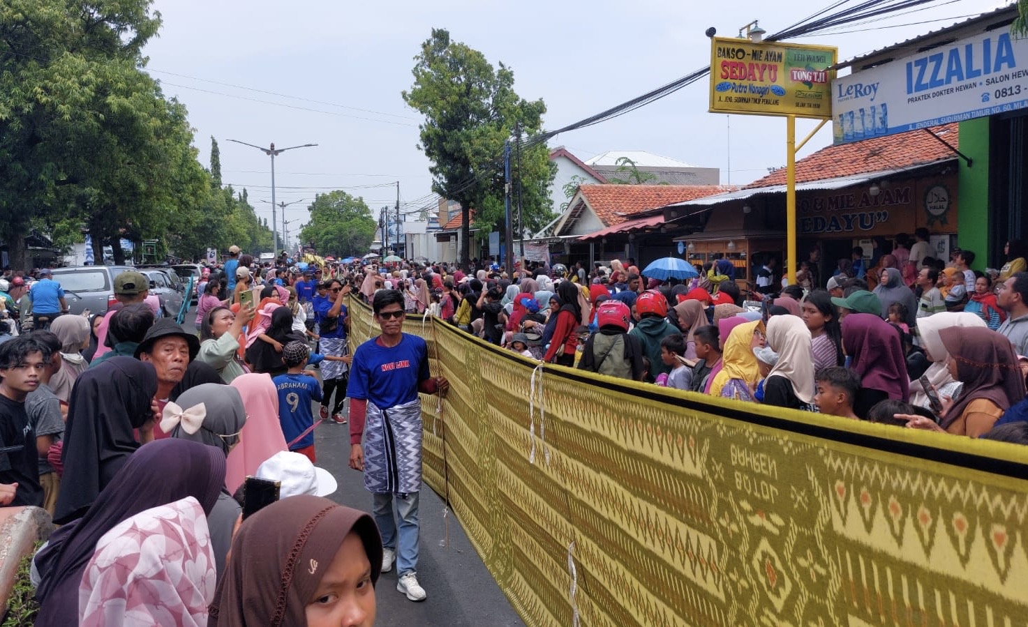 Warga Pemalang Tumpah Ruah Saksikan Kemeriahan Festival Sarung Goyor 2025