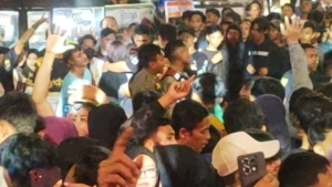 Konser Setia Band di Tegal Ricuh, Charlie Teriak Kampungan! di Tengah Lagu