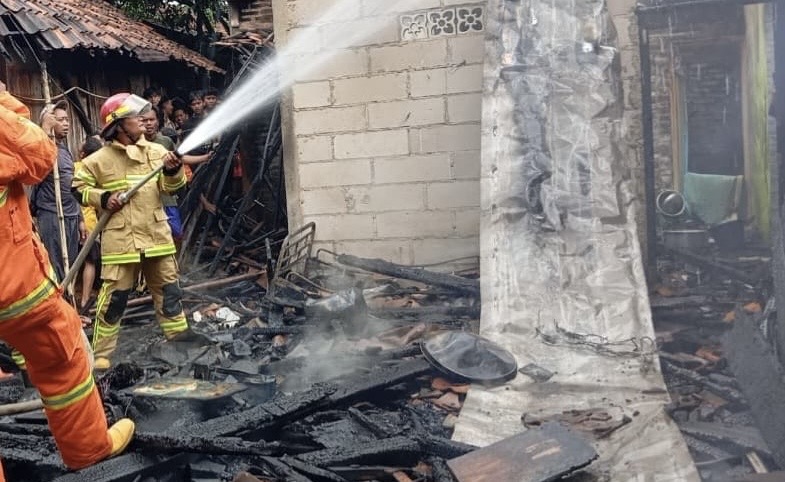 Ditinggal Kondangan, Dua Rumah Warga Bantarbolang Pemalang Terbakar