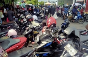 Viral Parkir Pencairan BLT di Kantor Pos Taman Pemalang Membludak