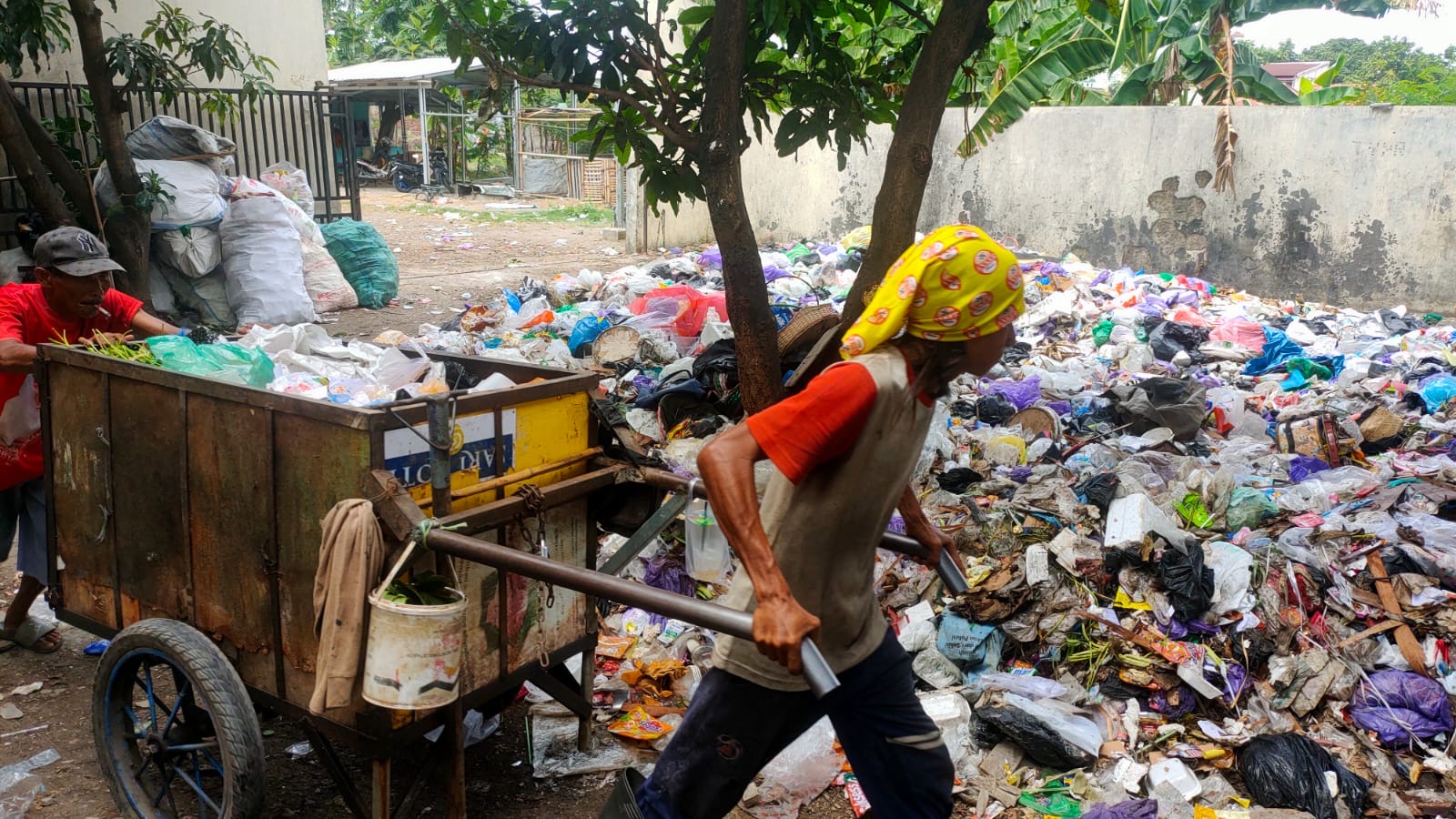 Akses TPST Slerok Kota Tegal Tertutup Sampah, Petugas Kewalahan Bongkar Muat