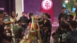 KEREN, Ada Pertunjukan Sintren Masuk Cafe di Kota Tegal, Penonton Heboh