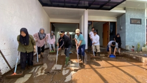 Wakil Bupati Brebes Tinjau Lokasi Banjir di Bumiayu, Warga Masih Bersihkan Lumpur Tebal