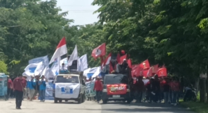 Ratusan Buruh Demo di KPT Brebes Tuntut Kenaikan UMK Menjadi Rp 3,5 Juta