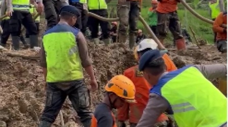 Solidaritas Bencana, Polres Pekalongan Terjunkan Puluhan Personel Bantu Korban Longsor Banjarnegara