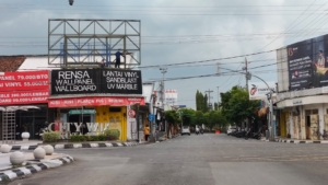 DPUPR Kota Tegal Inventarisasi Papan Reklame Liar Usai Insiden Pekerja Tewas Tersengat Listrik