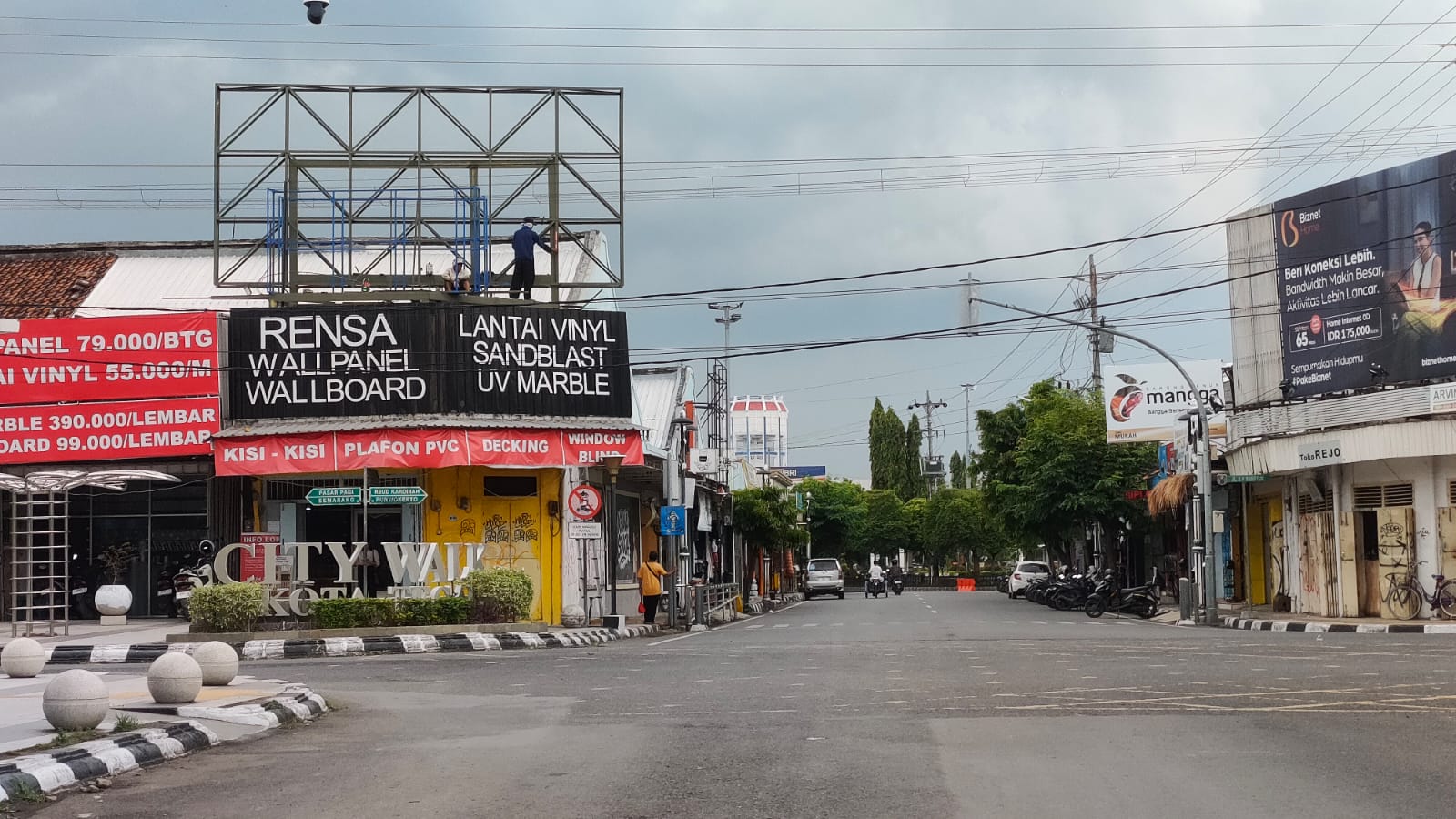 DPUPR Kota Tegal Inventarisasi Papan Reklame Liar Usai Insiden Pekerja Tewas Tersengat Listrik