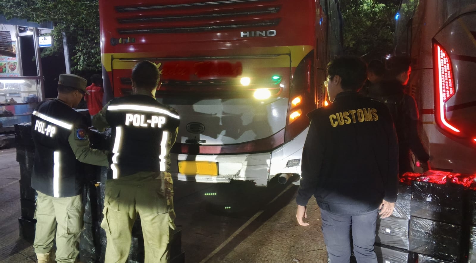 Sergap 2 Bus AKAP di Jalan Tol,  Satpol PP dan Bea Cukai Tegal Temukan 236.000 Batang Rokok Ilegal