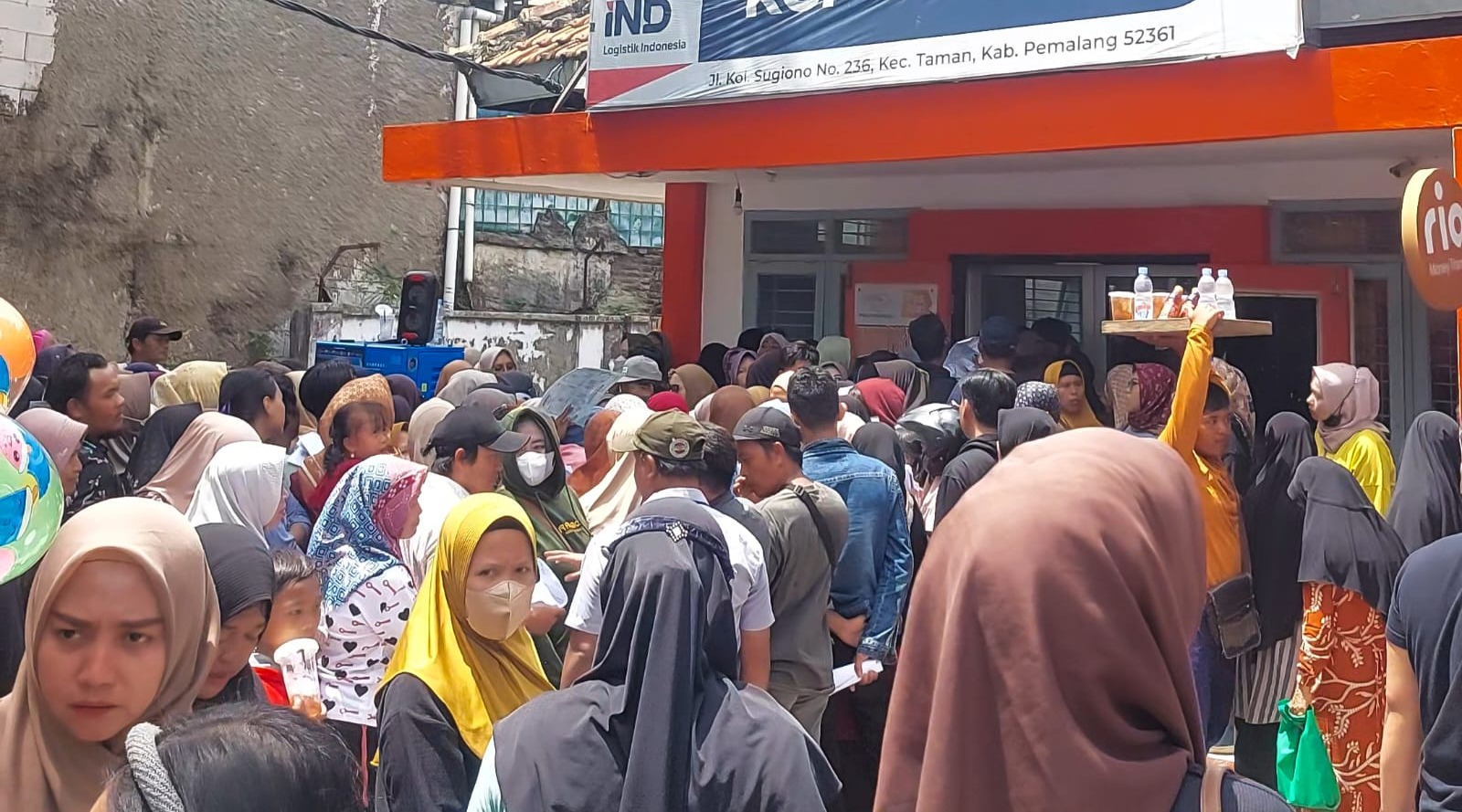 Warga Serbu Kantor Pos Taman Pemalang untuk Cairkan BLT Kesra Rp 900 Ribu