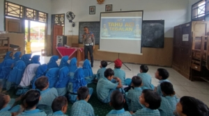 Tahu Aci Tegalan : Aksi Satlantas Polres Tegal Ajarkan Disiplin Berlalu Lintas di Sekolah