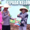 Dukung Ketahanan Pangan, Polres Pekalongan Serahkan 15 Ton Bibit Jagung ke Petani