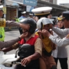 Bukan Razia, Polisi Pekalongan Justru Bagi-bagi 50 Helm dan Sembako di Tengah Operasi Zebra