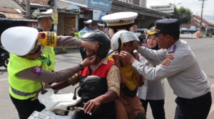 Bukan Razia, Polisi Pekalongan Justru Bagi-bagi 50 Helm dan Sembako di Tengah Operasi Zebra
