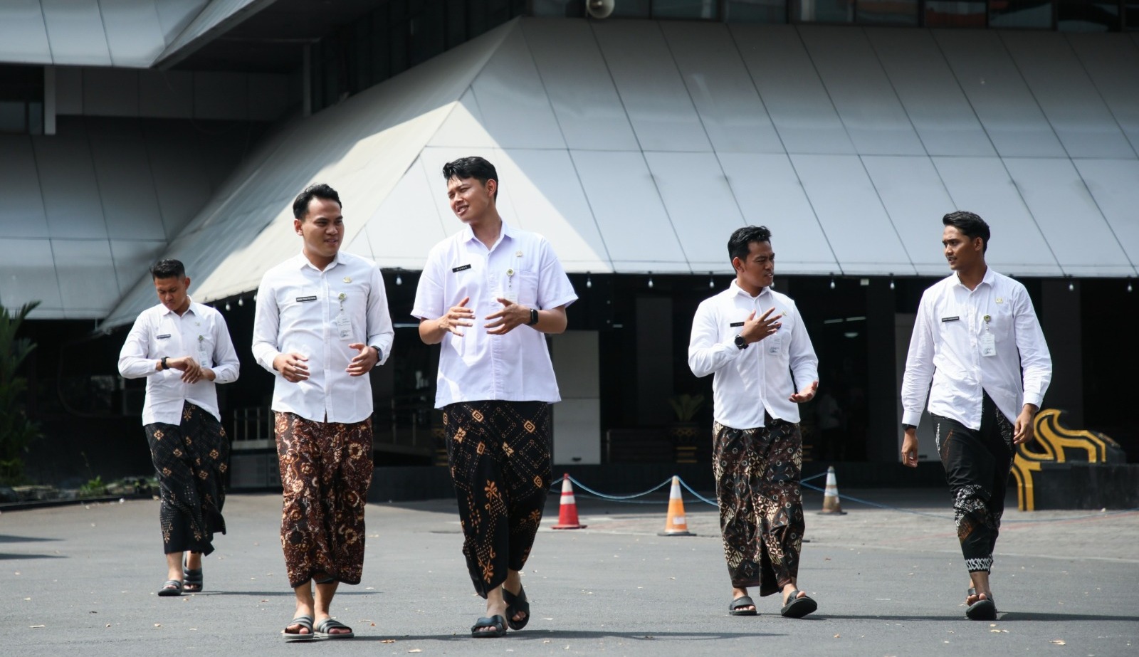 Dongkrak Pengembangan UMKM, Kebijakan Memakai Sarung Batik di Pemprov Jateng Menuai Apresiasi