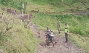 Waspada Longsor di Jalur Trajumas-Bodas Pekalongan, Polisi Cek Retakan Tanah
