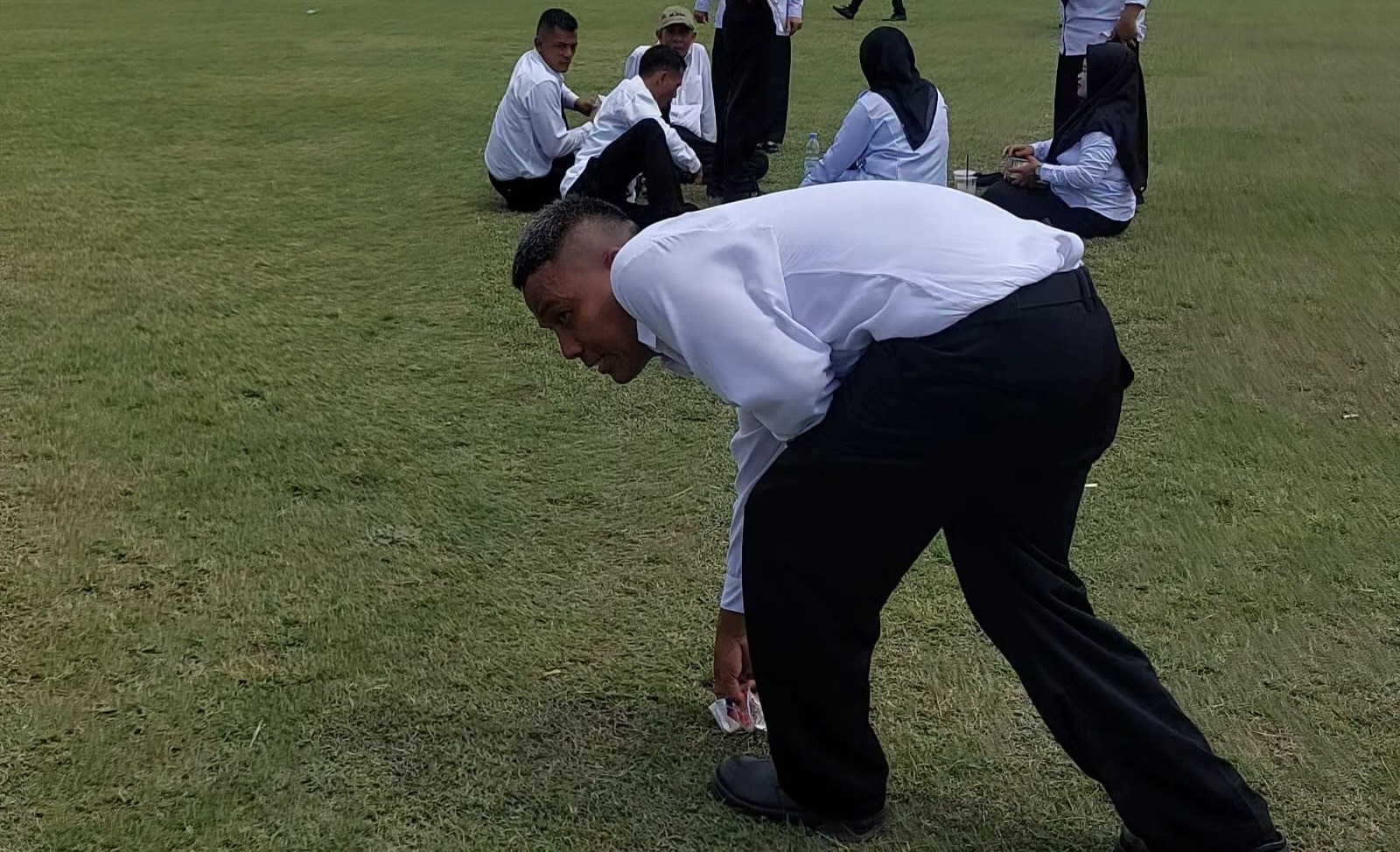 Bersihkan Sampah Usai Terima SK PPPK, Pria Ini Dapat Hadiah Dari Bupati Pemalang