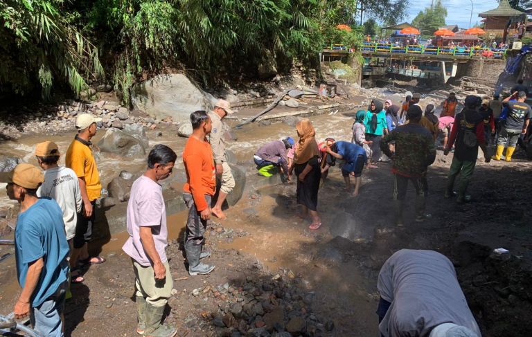 Pancuran 13 dan 5 Guci Dibersihkan, Butuh Sepekan
