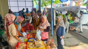 Paket Sembako Murah Diburu Emak-emak di Tegal