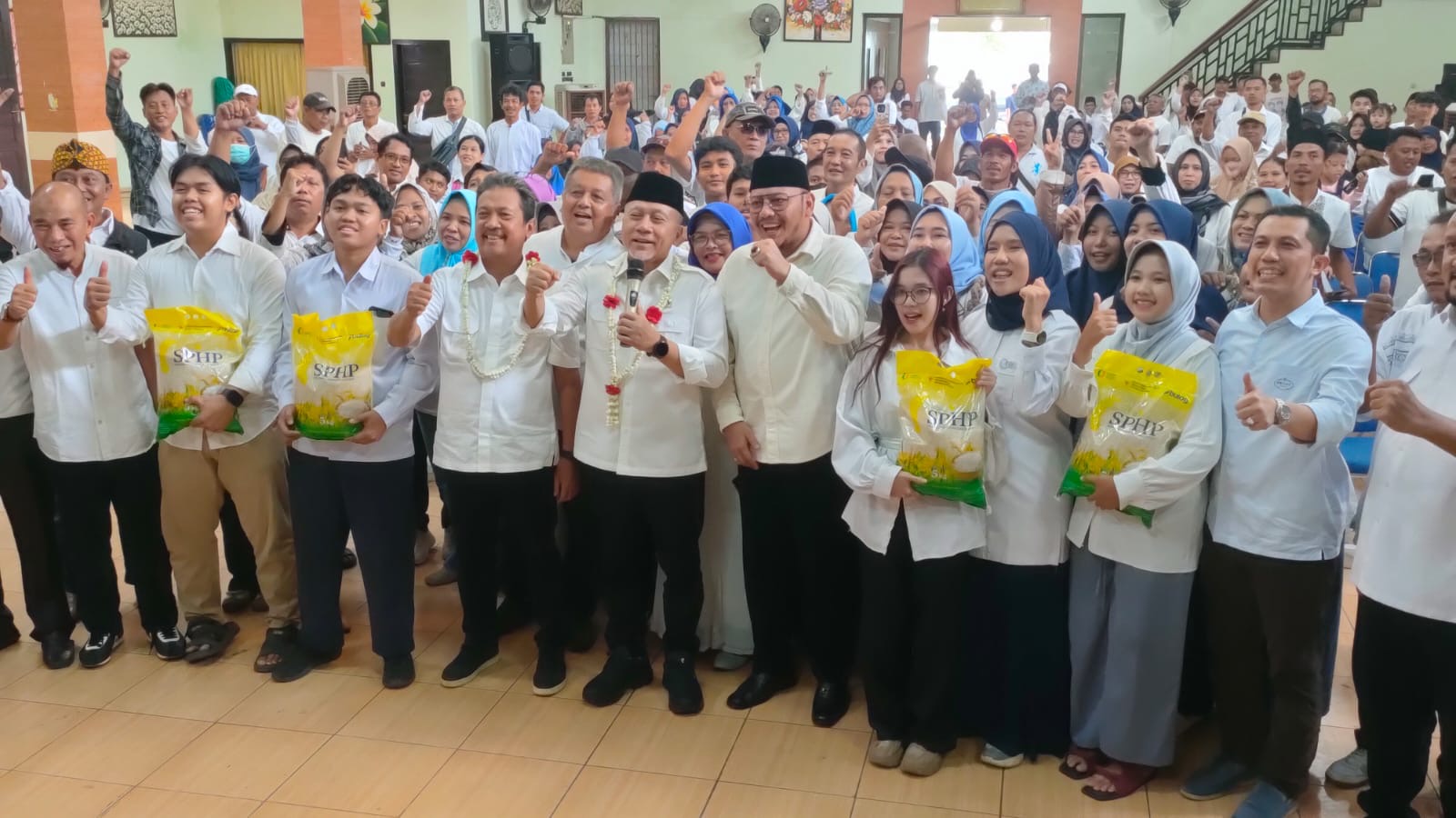 Salat Jumat di Tegal, Zulhas Sebut Harga Pangan Terkendali
