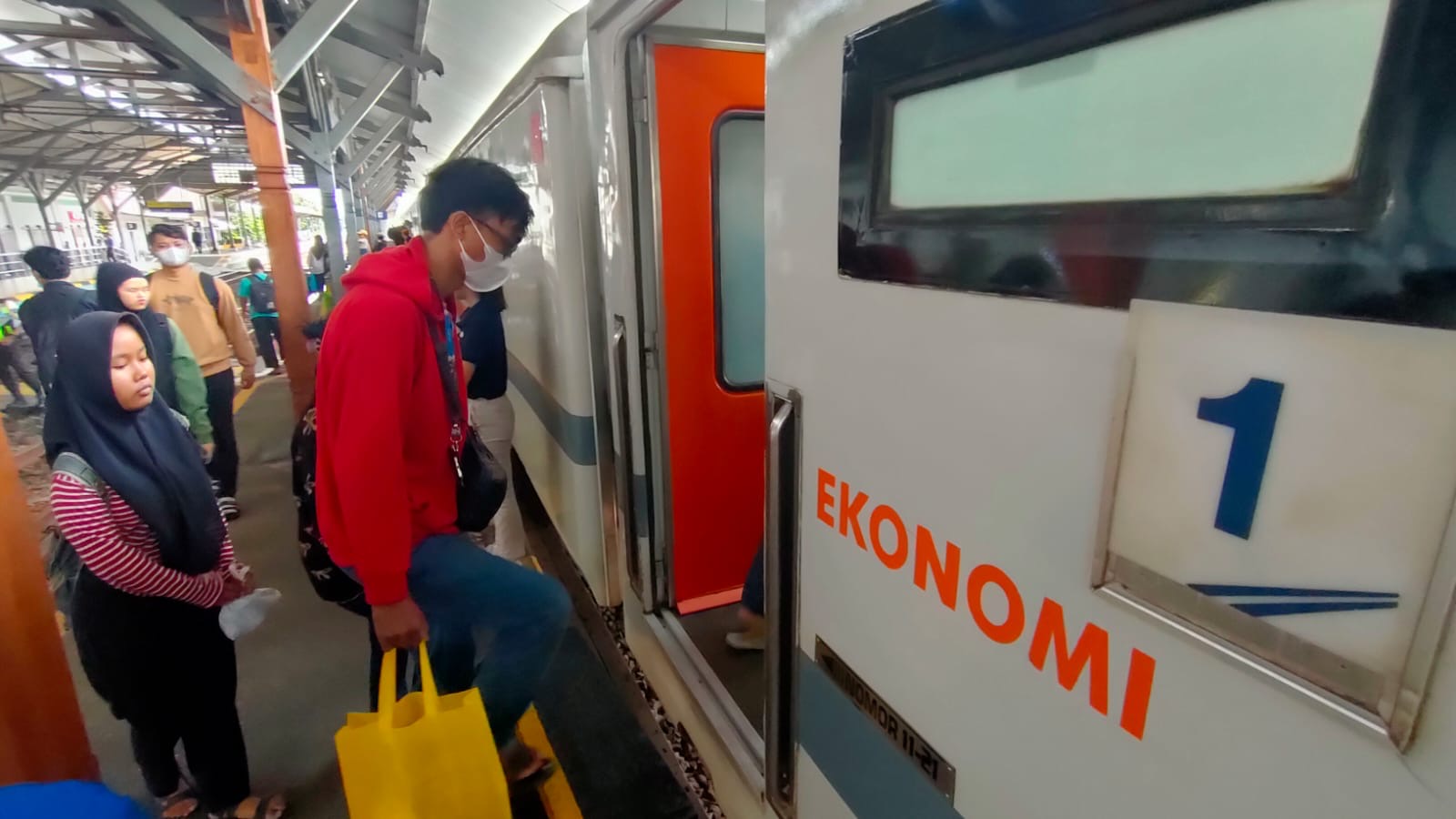 58 Ribu Penumpang Padati Stasiun Tegal Selama Libur Natal 2025