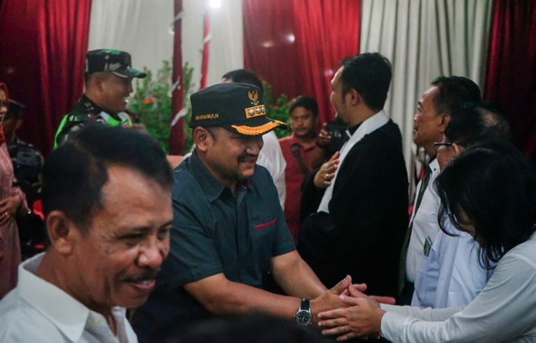 Bupati Pemalang Sambangi Jemaat di Malam Natal 2025