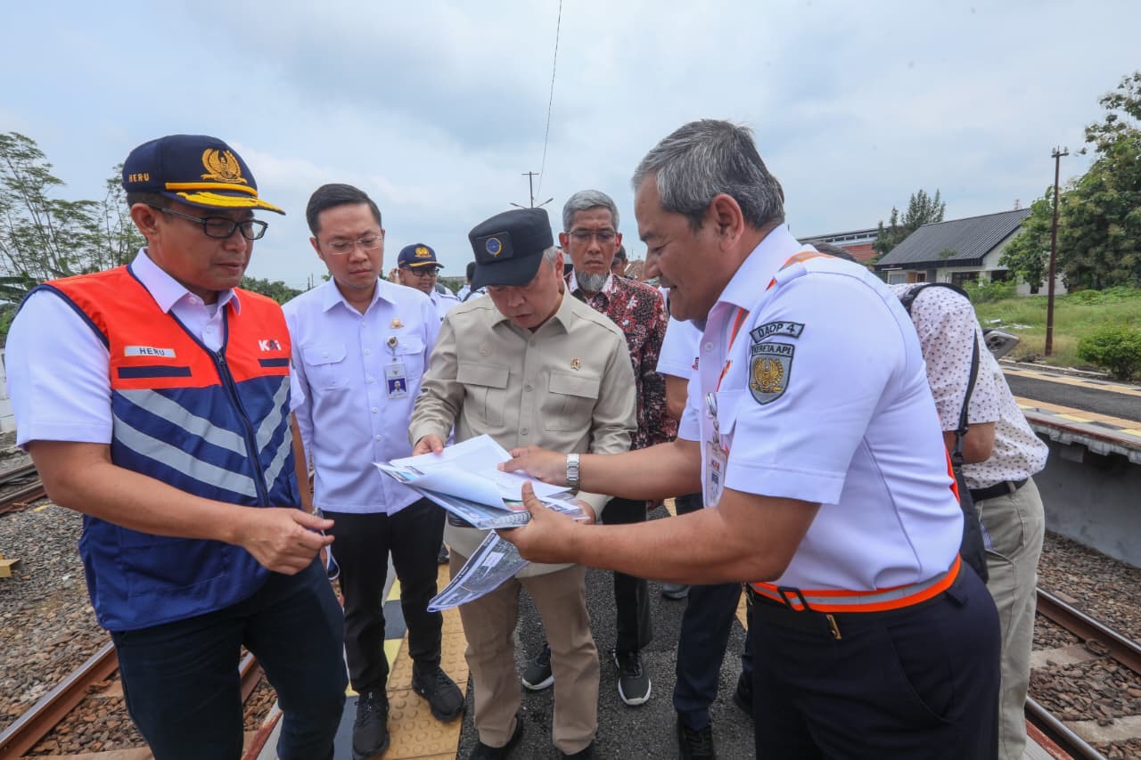 Sekda Jateng Tinjau Rel Terdampak Banjir
