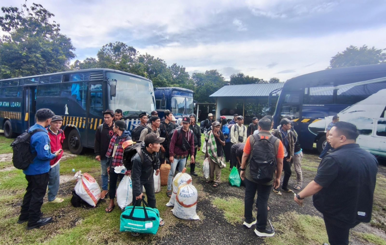 Pemprov Jateng Pulangkan 100 Warga Terdampak Banjir Sumatra