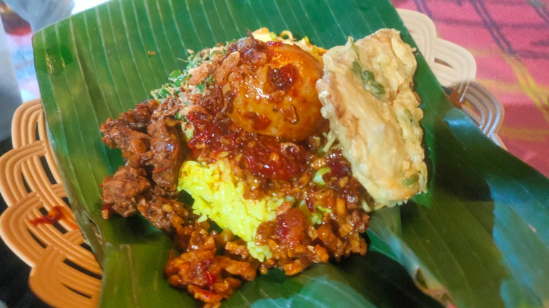 Warung Nasi Kuning Malam di Tegal yang Buka hingga Subuh