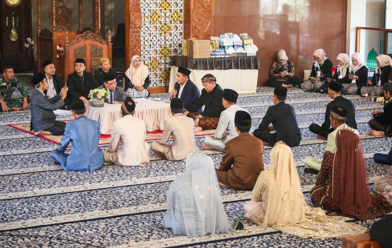 Wagub Jateng Khutbah di Nikah Massal Sepuluh Pasangan