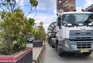 Truk Tangki Industri Nyangkut di Jalan Raya Bumiayu Brebes, Lalin Dialihkan