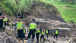 Jembatan Penghubung Trajumas–Bodas Rusak