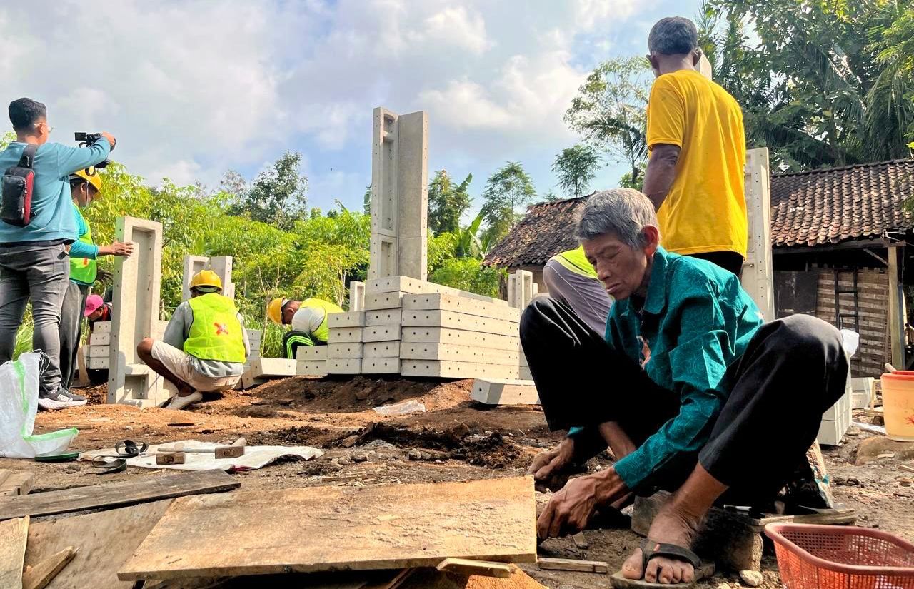 Saat Negara Menyentuh Dinding Rumah Warga