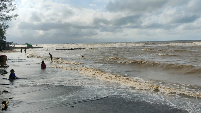 Cuaca di Bregasmalang Senin 22 Desember 2025 : Berawan Pagi, Hujan Siang hingga Sore