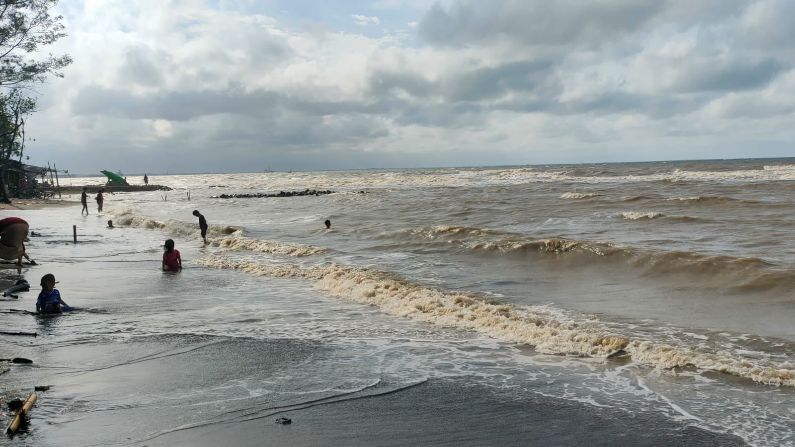 Cuaca di Bregasmalang Senin 22 Desember 2025 : Berawan Pagi, Hujan Siang hingga Sore
