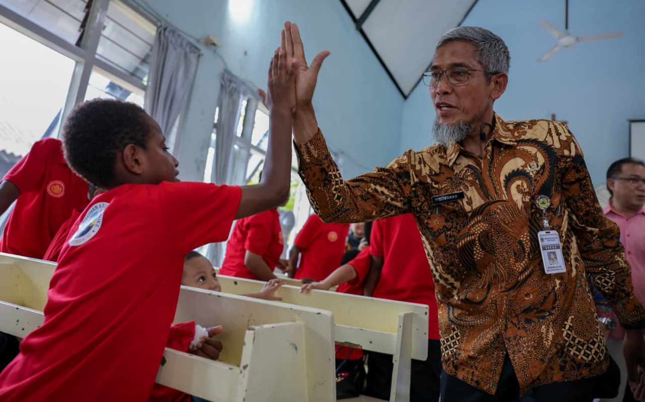 Kunjungan Natal 2025, Sekda Jateng Dorong Anak Panti Punya Cita-cita